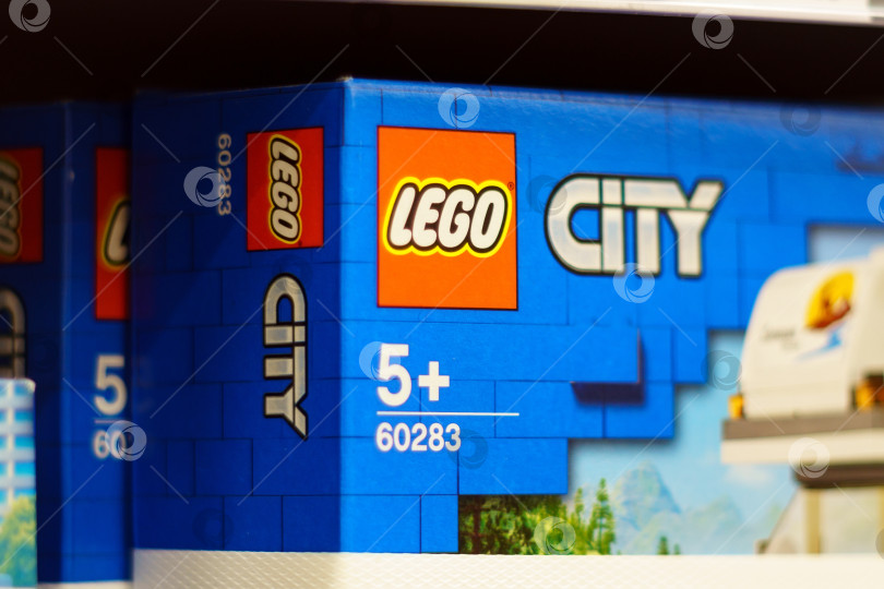 Скачать Тюмень, Россия - 23 декабря 2021 года: Lego logo City - это тема, под которой выпускаются строительные наборы Lego, основанные на городской жизни фотосток Ozero