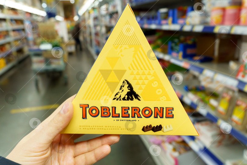 Скачать Тюмень, Россия - 02 декабря 2021 года: логотип Toblerone крупным планом. Toblerone - швейцарский бренд шоколадных батончиков фотосток Ozero