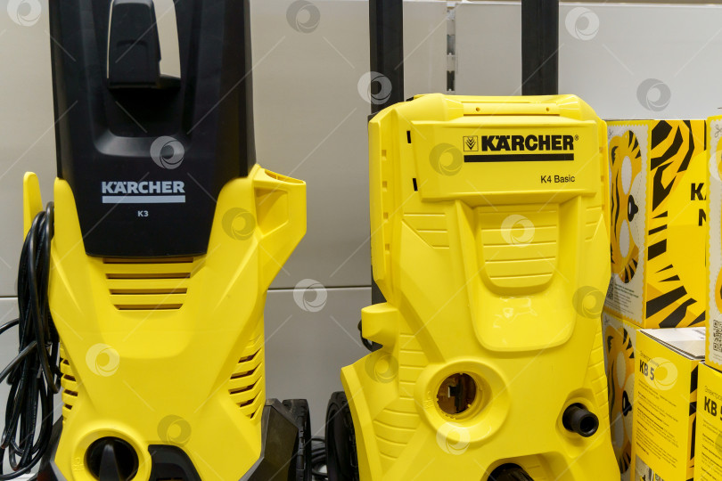 Скачать Тюмень, Россия- 02 декабря 2021 г.: Логотип Karcher - немецкой компании, которая работает по всему миру и известна своими очистителями высокого давления фотосток Ozero