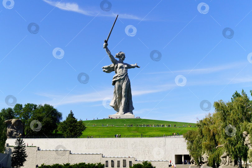 Скачать Волгоград, Россия - 16 сентября 2021 года: Скульптура "Родина-мать" на вершине Мамаева кургана. фотосток Ozero