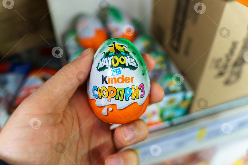 Скачать Тюмень, Россия - 02 декабря 2021 г.: Логотип Kinder Chocolate - линейка продуктов итальянской кондитерской транснациональной корпорации Ferrero. фотосток Ozero