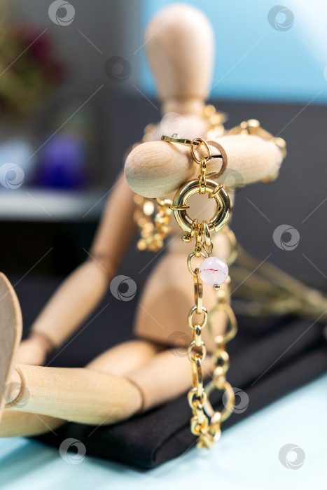 Скачать Ожерелье из натурального смешанного розового кварца на золотой цепочке. Избирательный фокус фотосток Ozero