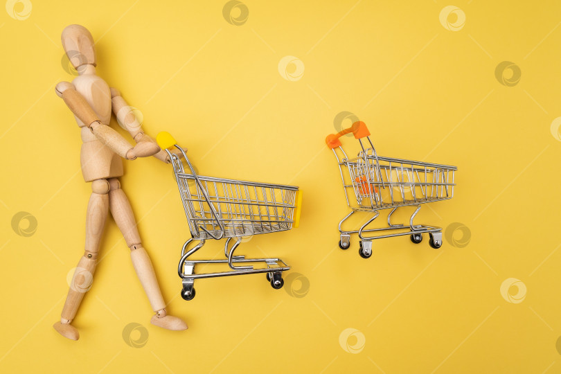 Скачать Супермаркет мини-тележек с концепцией доставки деревянным манекеном, интернет-магазины. Пространство для копирования. фотосток Ozero