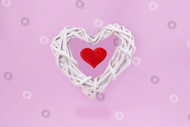 Скачать Летящее белое сердце, концепция любви, День Святого Валентина или День матери. Скопируйте пробел на розовом фоне фотосток Ozero