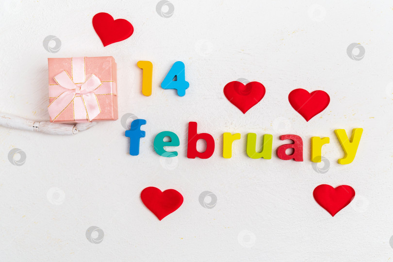 Скачать Надпись на 14 февраля белым цветом на заднем плане. Концепция подарков на День Святого Валентина. фотосток Ozero