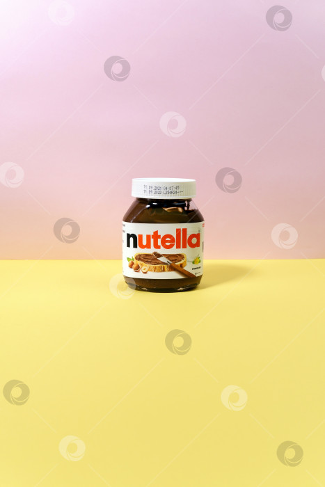 Скачать Тюмень, Россия - 15 октября 2021 года: Nutella - это торговая марка шоколадного фундука. Производится итальянской компанией Ferrero. фотосток Ozero