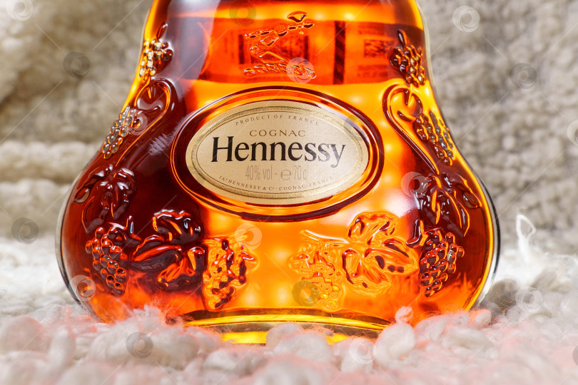 Скачать Тюмень, Россия - 27 ноября 2021 года: логотип Hennessy, марки знаменитого коньяка из Франции. фотосток Ozero