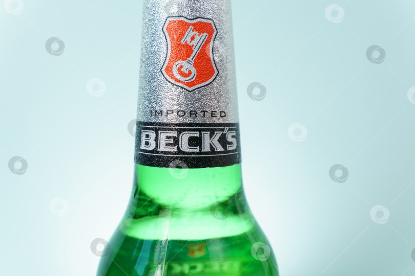 Скачать Тюмень, Россия - 08 декабря 2021 года: Бутылка пива с логотипом Beks безалкогольная. фотосток Ozero