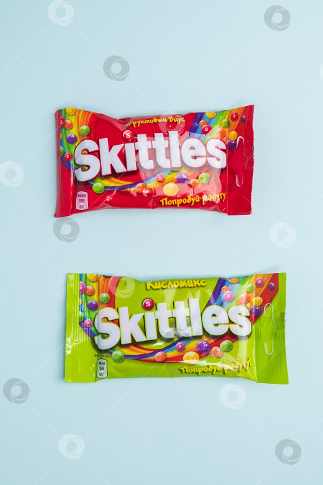 Скачать Тюмень, Россия - 27 декабря 2021 года: Оригинальные конфеты марки Skittles. Разноцветный фон. вкусные сладкие кегли фотосток Ozero