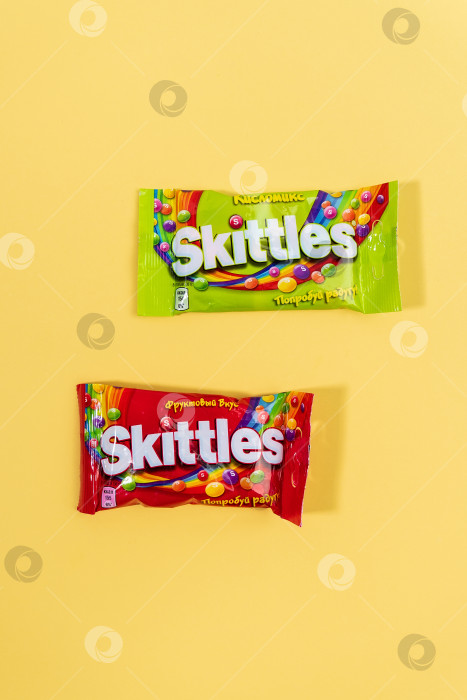 Скачать Тюмень, Россия - 27 декабря 2021 года: Оригинальные конфеты марки Skittles. Разноцветный фон. вкусные сладкие кегли фотосток Ozero