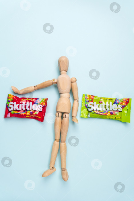 Скачать Тюмень, Россия - 27 декабря 2021 года: Skittles - это сладости с фруктовым вкусом. Компания Ригли-младшего. Вертикальная фотография фотосток Ozero