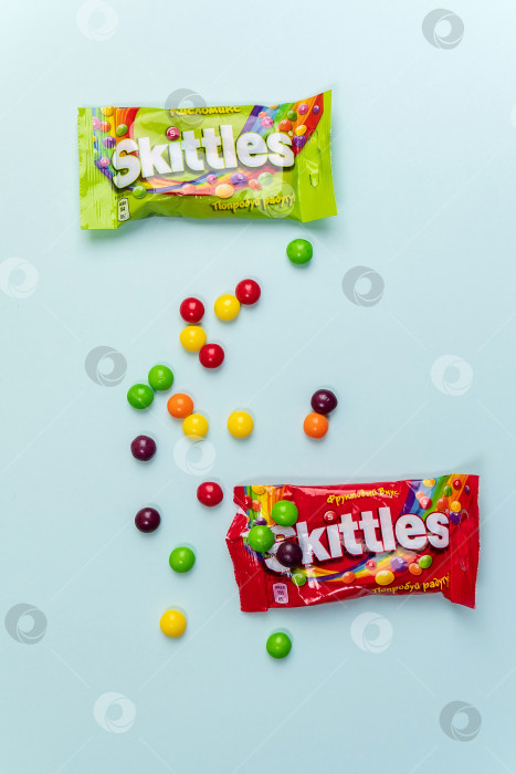 Скачать Тюмень, Россия - 27 декабря 2021 года: конфеты Skittles с фруктовым вкусом. Компания Wrigley подразделение Mars Inc фотосток Ozero