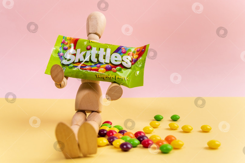 Скачать Тюмень, Россия - 27 декабря 2021 года: конфеты Skittles с фруктовым вкусом. Компания Wrigley подразделение Mars Inc фотосток Ozero