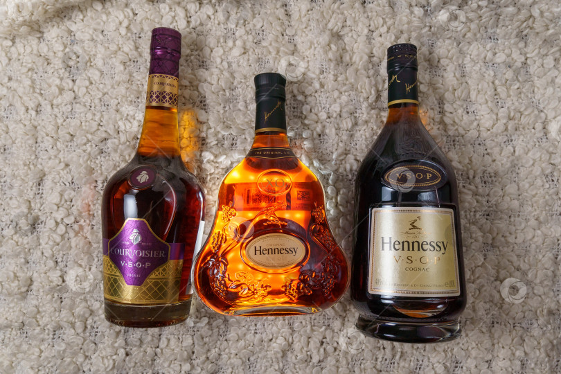 Скачать Тюмень, Россия - 27 ноября 2021 года: Логотип на бутылке коньяка Hennessy X.O. Разные бутылки фотосток Ozero