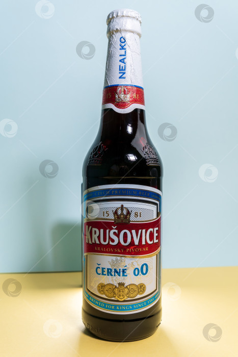 Скачать Тюмень, Россия - 27 декабря 2021 года: Пиво "Крушовице" черное безалкогольное. В 2007 году компания была приобретена Heineken. безалкогольное пиво фотосток Ozero