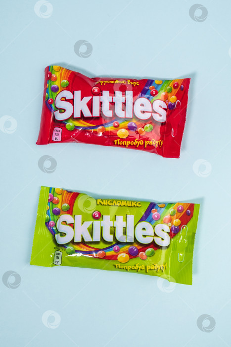 Скачать Тюмень, Россия - 27 декабря 2021 года: Оригинальные конфеты марки Skittles. Разноцветный фон. вкусные сладкие кегли фотосток Ozero