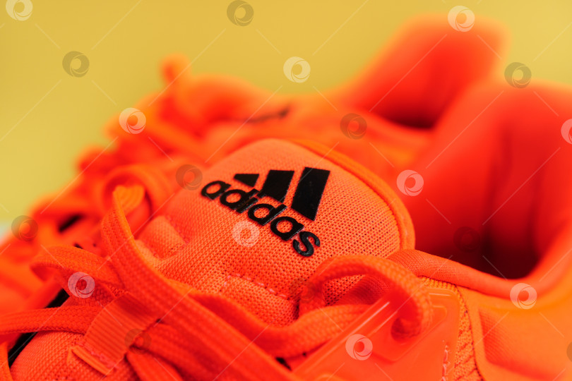 Скачать Тюмень, Россия - 13 ноября 2021 года: кроссовки с логотипом Adidas. Adidas, многонациональная компания. Модель EQ21 фотосток Ozero