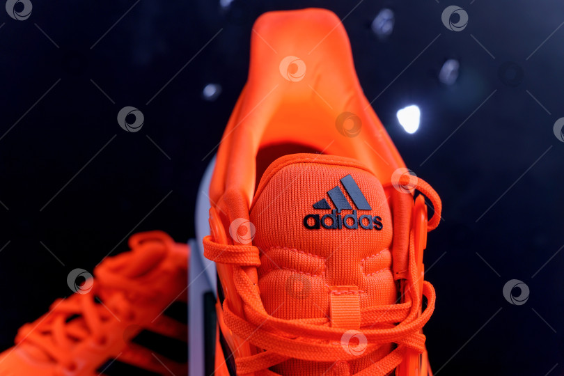 Скачать Тюмень, Россия - 13 ноября 2021 года: Мужская обувь Adidas для бега. Спортивная и повседневная обувь. Крупный план фотосток Ozero