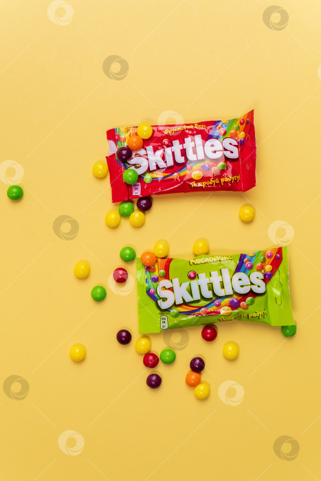 Скачать Тюмень, Россия - 27 декабря 2021 года: Бренд сладостей Skittles принадлежит и производится компанией Wrigley. Разноцветный фон фотосток Ozero