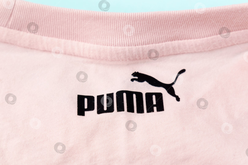 Скачать Тюмень, Россия- 08 декабря 2021 года: Логотип Puma крупным планом на футболке фотосток Ozero