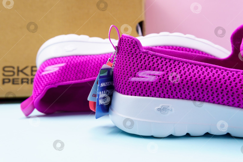 Скачать Тюмень, Россия- 27 августа 2021 года: Женские слипоны Skechers Go Walk Joy фиолетового цвета. Skechers USA, Inc. - это американский стиль жизни фотосток Ozero