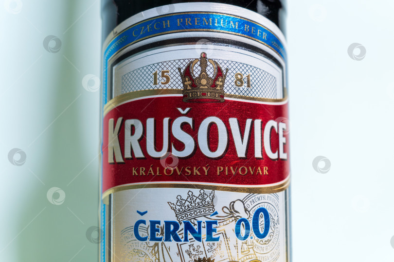 Скачать Тюмень, Россия - 27 декабря 2021 года: Пиво "Крушовице" черное безалкогольное. В 2007 году компания была приобретена Heineken. логотип безалкогольного пива фотосток Ozero