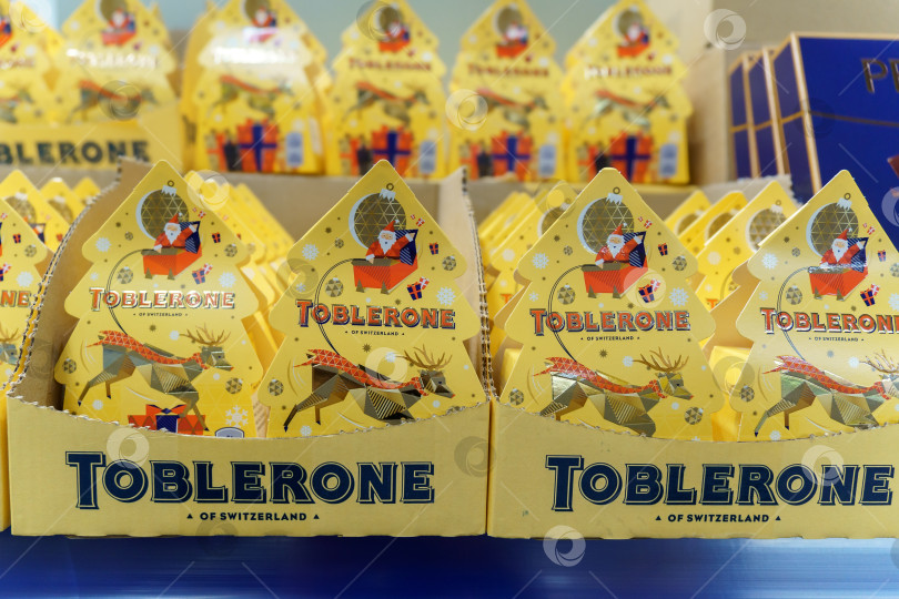 Скачать Тюмень, Россия - 02 декабря 2021 года: логотип Toblerone крупным планом. Toblerone - швейцарский бренд шоколадных батончиков фотосток Ozero