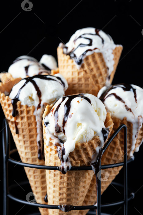 Скачать Рожки домашнего ванильного мороженого с шоколадом на темном шоколаде фотосток Ozero