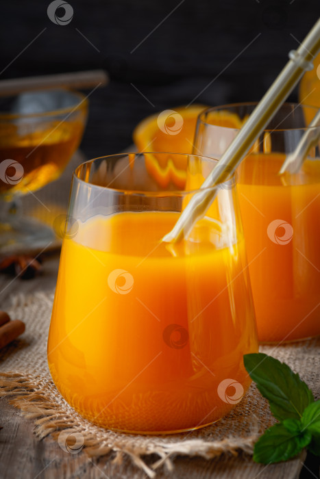Скачать Осенний коктейль со специями из тыквы и апельсина с корицей фотосток Ozero
