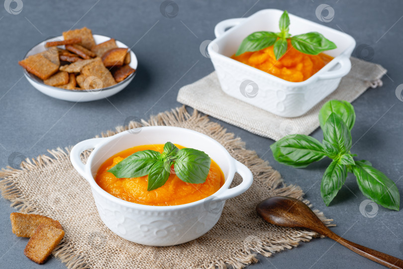 Скачать Две тарелки вкуснейшего осеннего тыквенного супа с ржаными гренками фотосток Ozero