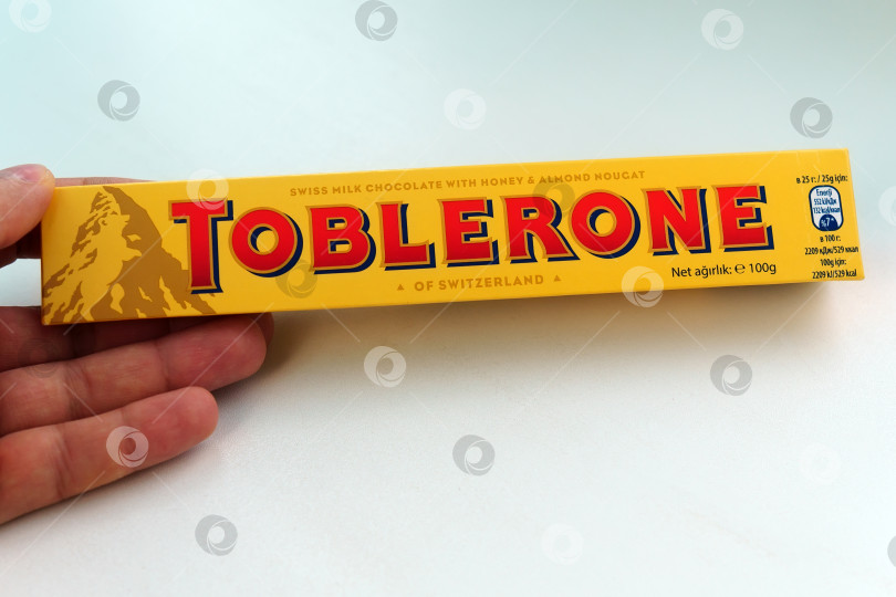 Скачать Тюмень, Россия - 13 ноября 2021 года: Логотип Toblerone - швейцарская шоколадная плитка от Mondelez International фотосток Ozero