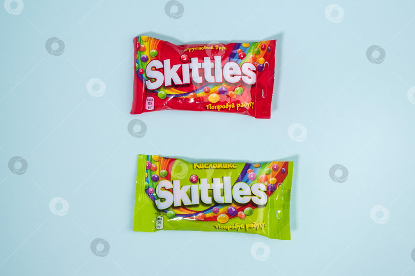 Скачать Тюмень, Россия - 27 декабря 2021 года: Конфеты Skittles производства Wm. Компания Ригли-младшего. Разноцветный фон фотосток Ozero