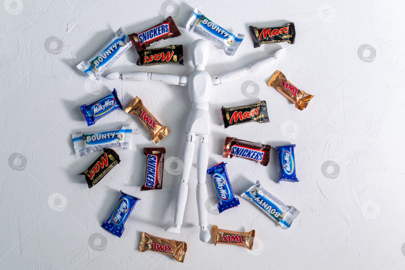 Скачать Тюмень, Россия - 23 января 2022 года: Шоколадные батончики Snickers Mars Twix Bounty Milky Way. Американская компания "Марс, Инкорпорейтед". Плоская поверхность фотосток Ozero