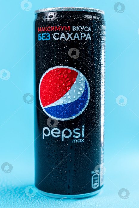 Скачать Тюмень, Россия - 19 января 2022 года: Логотип Pepsi - это газированный безалкогольный напиток производства PepsiCo. Вертикальная фотография фотосток Ozero