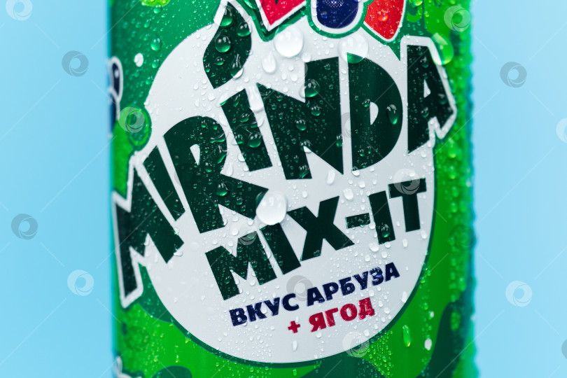 Скачать Тюмень, Россия - 19 января 2022 года: Логотип Mirinda Mix it can закрывается каплей воды. Избирательный фокус фотосток Ozero