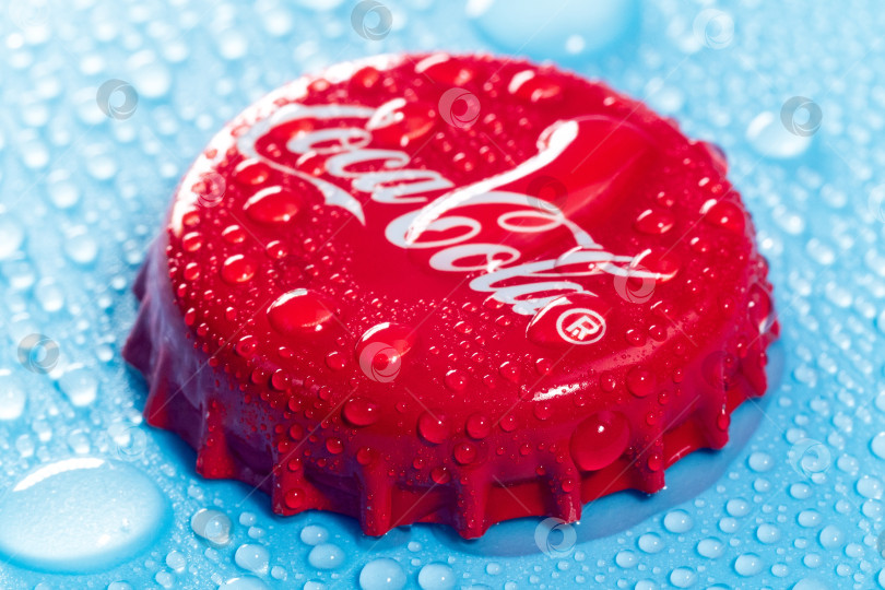 Скачать Тюмень, Россия - 19 января 2022 года: Логотип Coca-Cola на крышке крупным планом с каплями воды. Избирательный фокус фотосток Ozero
