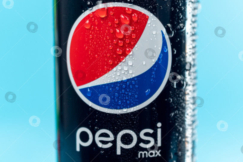 Скачать Тюмень, Россия - 19 января 2022 года: Логотип Pepsi - это газированный безалкогольный напиток производства PepsiCo. фотосток Ozero