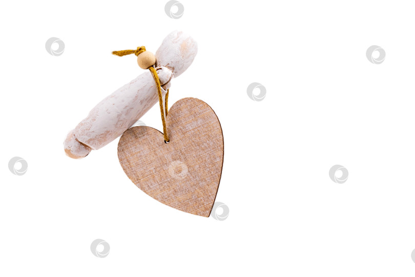 Скачать Мужчина держит в руке белое сердце - символ Дня Святого Валентина. Избирательный фокус фотосток Ozero