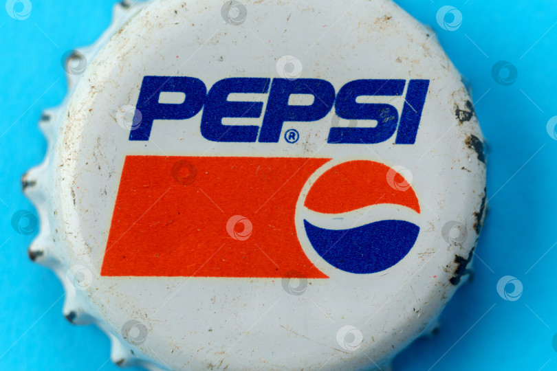 Скачать Тюмень, Россия - 15 февраля 2023 года: Крышка от бутылки с логотипом Pepsi. Ретро-стиль. Винтажная кепка, макросъемка крупным планом фотосток Ozero