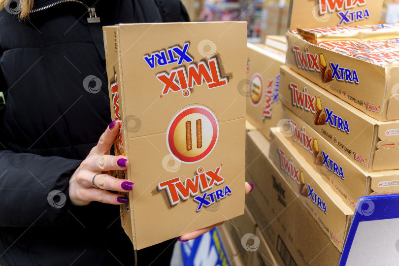 Скачать Тюмень, Россия - 26 января 2023 года: Батончики Twix xtra box производятся компанией Mars Incorporated. Это название используется с 1991 года фотосток Ozero