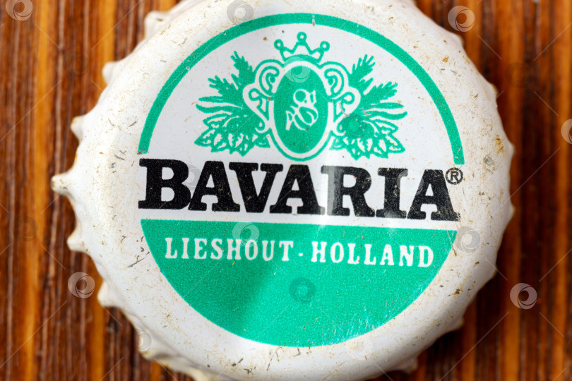 Скачать Тюмень, Россия - 15 февраля 2023 года: Надпись на старой крышке от пива "Бавария", лайфхак Голландии, крупным планом фотосток Ozero