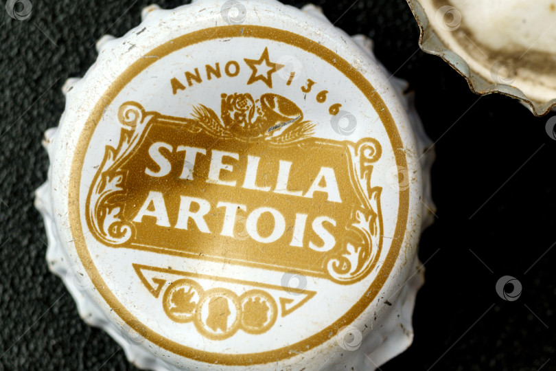 Скачать Тюмень, Россия - 15 февраля 2023 года: Старая пивная крышка Stella artois. Избирательный фокус. Стелла обучалась в Левене, Бельгия, с 1926 года фотосток Ozero