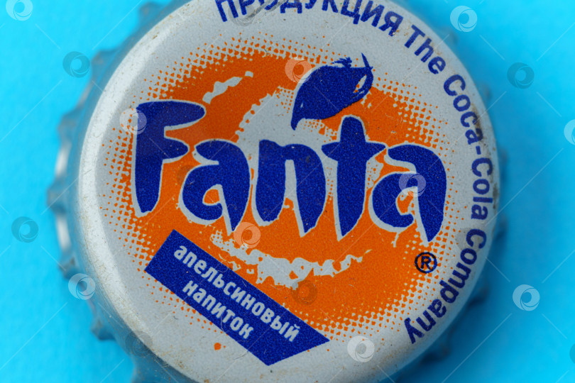 Скачать Тюмень, Россия - 15 февраля 2023 года: логотип Fanta представляет собой старую крышку от бутылки. Популярный безалкогольный напиток кока-кола Фанта фотосток Ozero