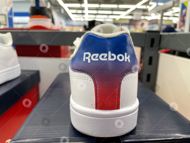 Скачать Тюмень, Россия - 23 января 2023 года: Распродажа спортивных товаров Reebok Classic Leather Men. Избирательный фокус фотосток Ozero