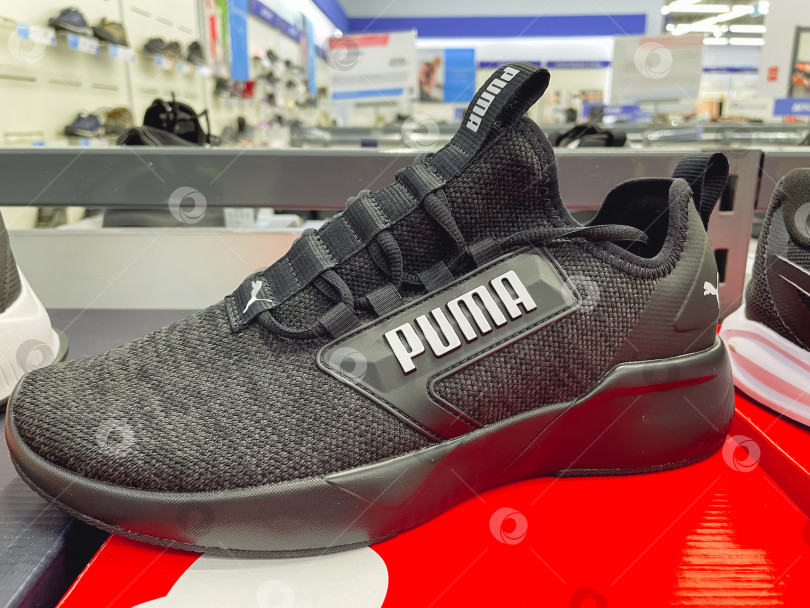 Скачать Тюмень, Россия - 23 января 2023 года: логотип Puma в демонстрационном зале магазина спортивной одежды. Концепция спортивной и повседневной обуви фотосток Ozero