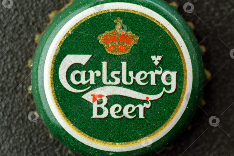 Скачать Тюмень, Россия - 15 февраля 2023 года: Крышка от старого пива Carlsberg. Датская пивоваренная компания, основанная в 1847 году со штаб-квартирой в Копенгагене, Дания фотосток Ozero