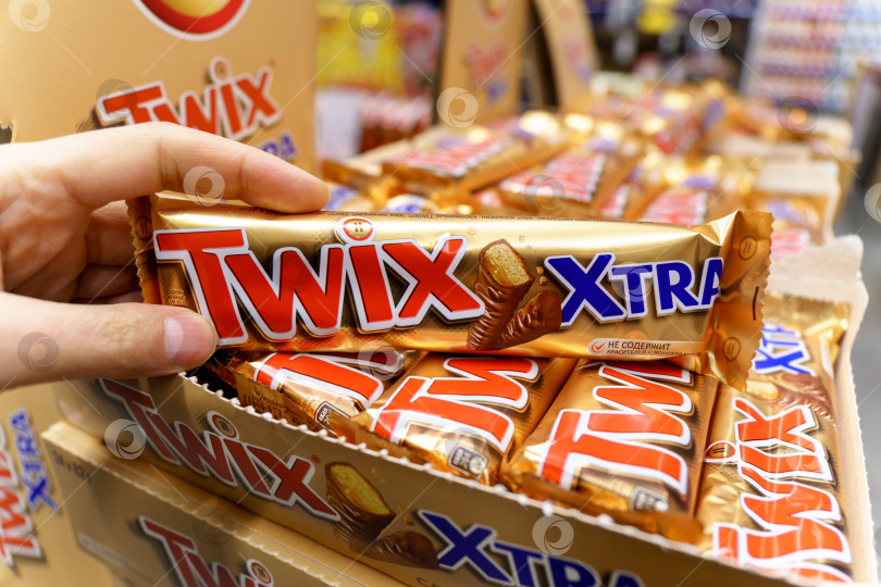 Скачать Тюмень, Россия - 26 января 2023 года: Twix - это шоколадный батончик с карамельным песочным печеньем производства Mars, Inc. С отсекающим контуром фотосток Ozero