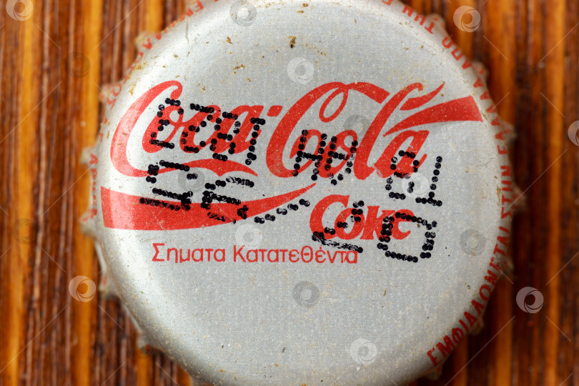 Скачать Тюмень, Россия - 15 февраля 2023 года: Крышка от старой бутылки Coca-Cola. дизайн 1995 года, выборочный фокус крупным планом фотосток Ozero