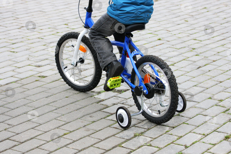 Скачать Мальчик едет на велосипеде. фотосток Ozero