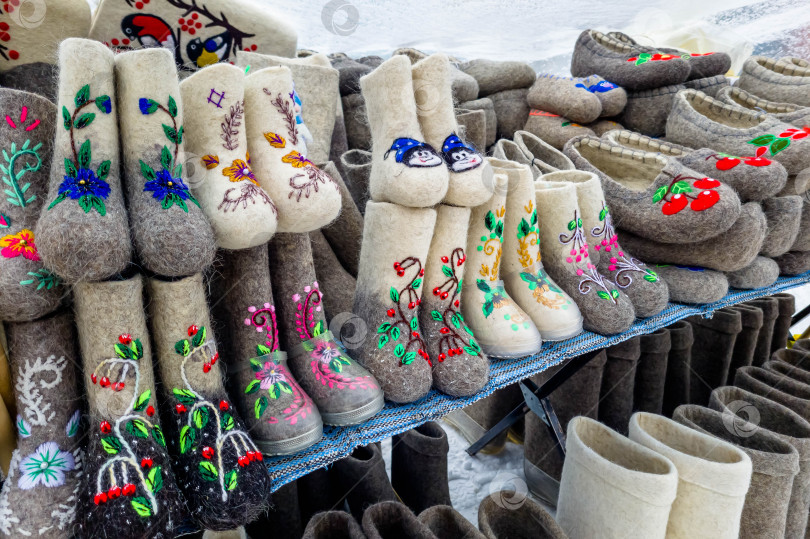 Скачать Валенки - традиционная русская зимняя обувь из войлока фотосток Ozero